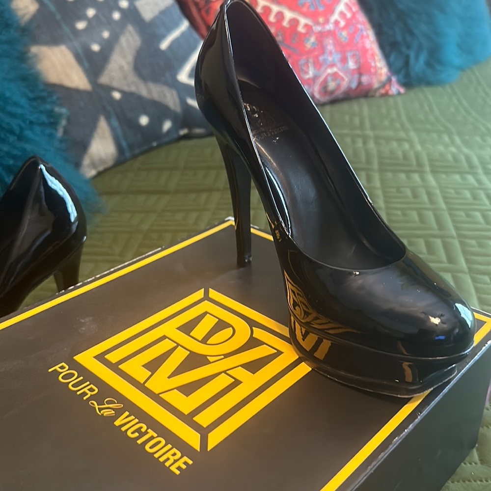 Black patent leather Pour la Victoire pumps..